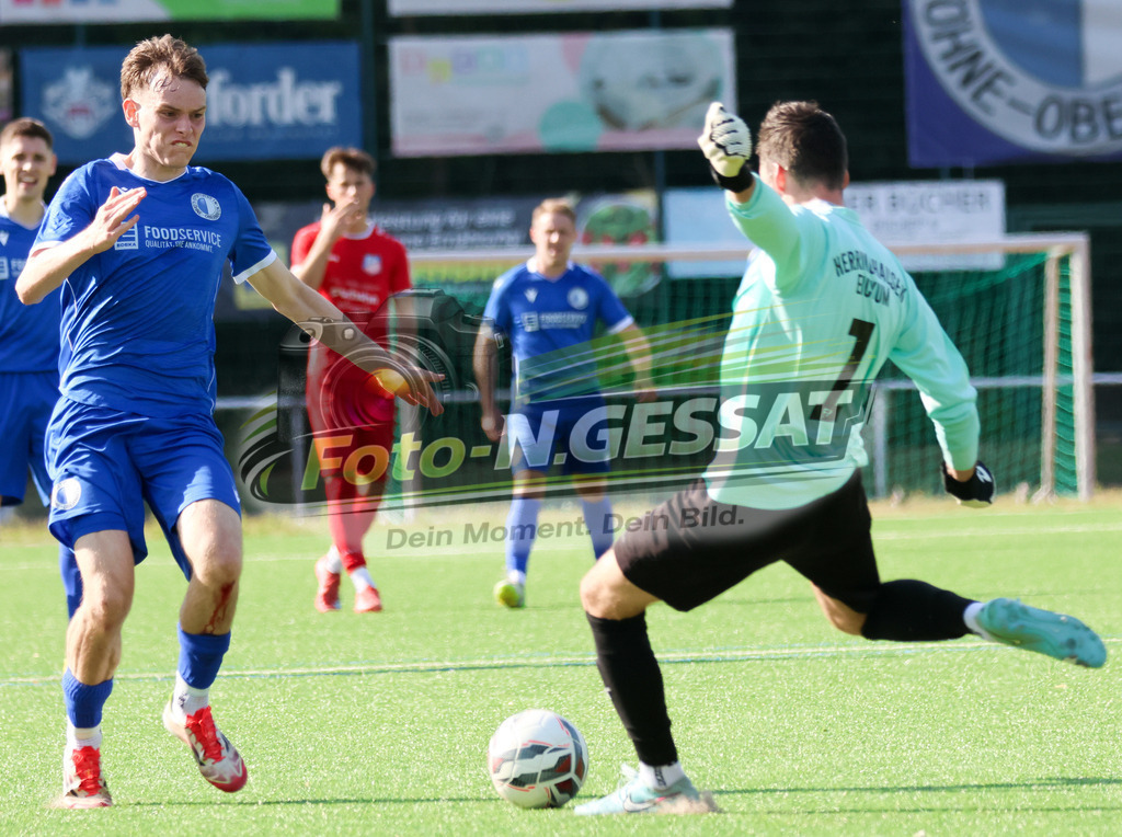 TuS Bardüttingdorf - TuRa Löhne | Auf dem Bild zu sehen: blau SV Löhne-Obernbeck: Lukas Jörg Husmeier ; rot SG FA Herringhausen/Eickum: Lennart Rottmann (TW)SV Löhne-Obernbeck, SG FA Herringhausen/Eickum, Saison 26/27, Fistelmann SuperCup - Realisiert mit Pictrs.com