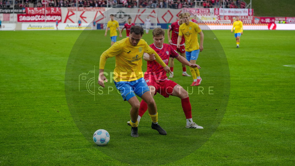 Fußball, Herren, Saison 2025/2026, Regionalliga Nordost, 14. Spieltag, FSV Zwickau vs. FSV 63 Luckenwalde, Samstag 01.11.2025, GGZ-Arena Zwickau | Fußball, Herren, Saison 2025/2026, Regionalliga Nordost, 14. Spieltag, FSV Zwickau vs. FSV 63 Luckenwalde, Samstag 01.11.2025, GGZ-Arena Zwickau, Im Bild: Simon Gollnack (l. Luckenwalde) und Kilian Senkbeil (r. Zwickau) - Realisiert mit Pictrs.com