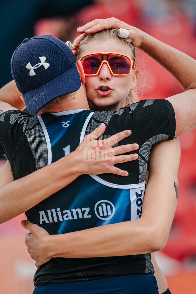 Beachvolleyball | Frauen | German Beach Tour 2024 | Tourstop Düsseldorf | 17.05.2024 | Nele Barber (rechts) und Melanie Gernert (links) beim Jubel