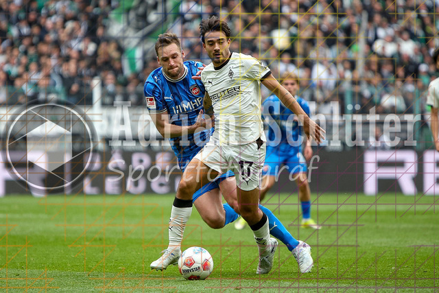 04.04.2026, GER, Fussball, Herren, 1. BL, Saison 2025/2026, Borussia Mönchengladbach - 1. FC Heidenheim | Patrick Mainka (Heidenheim) und Jens Castrop (Borussia Mönchengladbach) im Kampf um den Ball 