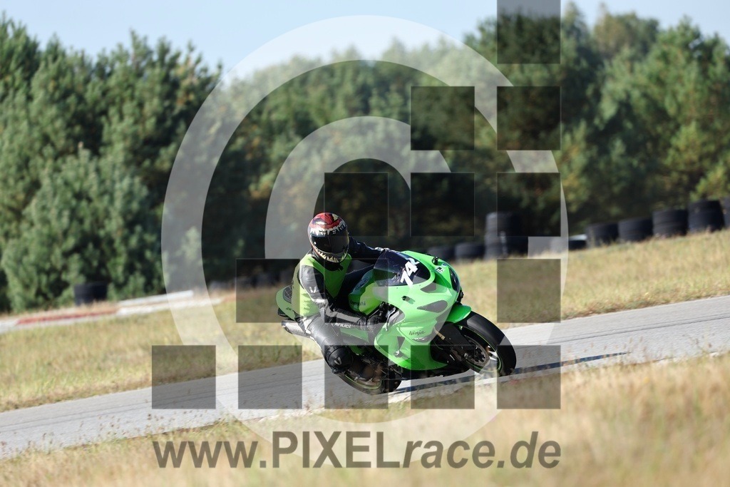 0742-20240921_10720 | Schöne Erinnerungen an spannende Momente - das festzuhalten ist unser Job. PIXELrace.de ist seit 2003 auf den Rennstrecken Europas unterwegs um die Action draußen beim Fahren und die wunderbare Stimmung imm Fahrerlager für euch einzufangen.