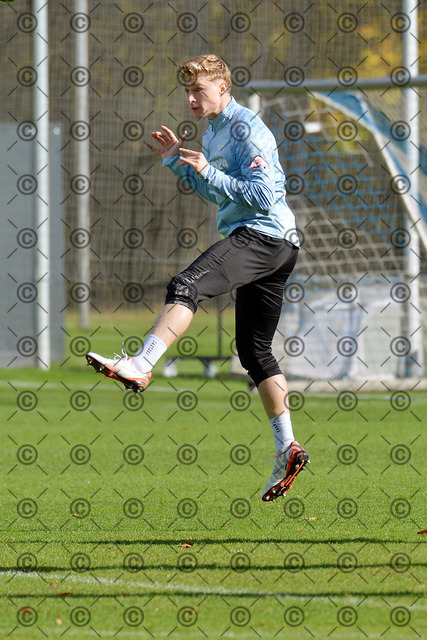 RGE_6460b | Hertha BSC, 2.Bundesliga, Herren, Saison 2025/26, Training, Montag 13.10. 2025,  Julian Eitschberger (Hertha BSC),  Fotograf:  Ralf Gebhardt - Realisiert mit Pictrs.com