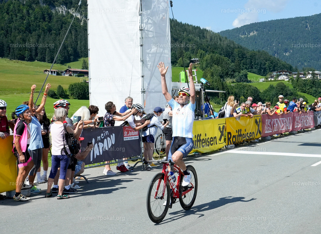 08_20230817_radweltpokal_rennen_maenner | AUT - OESTERREICH, 2023-08-16: SPORT RENNRAD-FAHREN - 55. INTERNATIONALER RADWELTPOKAL IN ST. JOHANN IN TIROL  - Vintage-Radrennen mit WM-Bronze-Medaillen-Siegerin Christina Schweinberger, den Teilnehmer und Alexander Baumann (vom Orginastions-Team) - TAG 2 BEWERB MAENNER IN SECHS GRUPPEN - SIEGER AUS ARGENTINIEN  ; Foto: Roland Muehlanger
