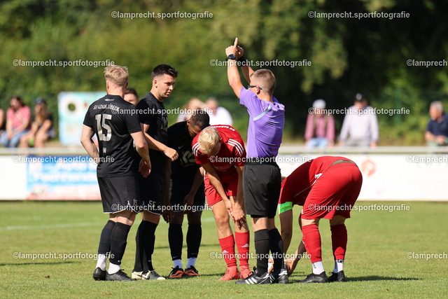 Fußball I Herren I Saison 2025-2026 I Verbandsliga Süd I 7. Spieltag I SV Schackendorf - SV Azadi Lübeck I 06.09.2025.075 | Malik Matthies (Schiedsrichter) zeigt an, dass es auf Pfiff weitergeht.  - Realisiert mit Pictrs.com