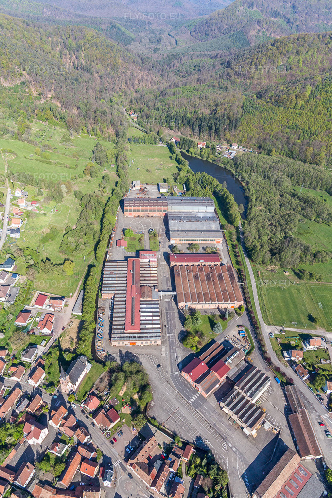 Vue aérienne: Locaux de l'usine De Dietrich Process Systems à Zinswiller dans le département Bas Rhin, France. Photo: IMG_099482.jpg prise le 30/04/2017 par Werner Riehm/FLY-FOTO.euRésolution de l'original: 3648 x 5472 px