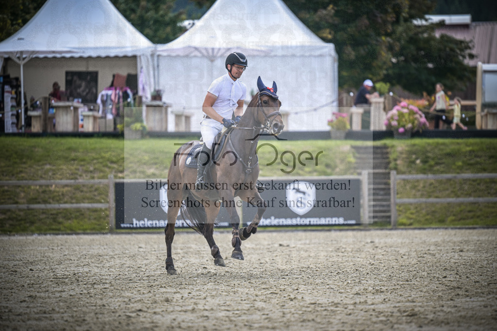 DOS_7194 | Entdecke hochwertige Reitturnierfotos von Foto Oger. Professionell, emotional und authentisch – jetzt Lieblingsmomente im Shop bestellen.Deutschlandweite Turnierfotografie. - Realisiert mit Pictrs.com