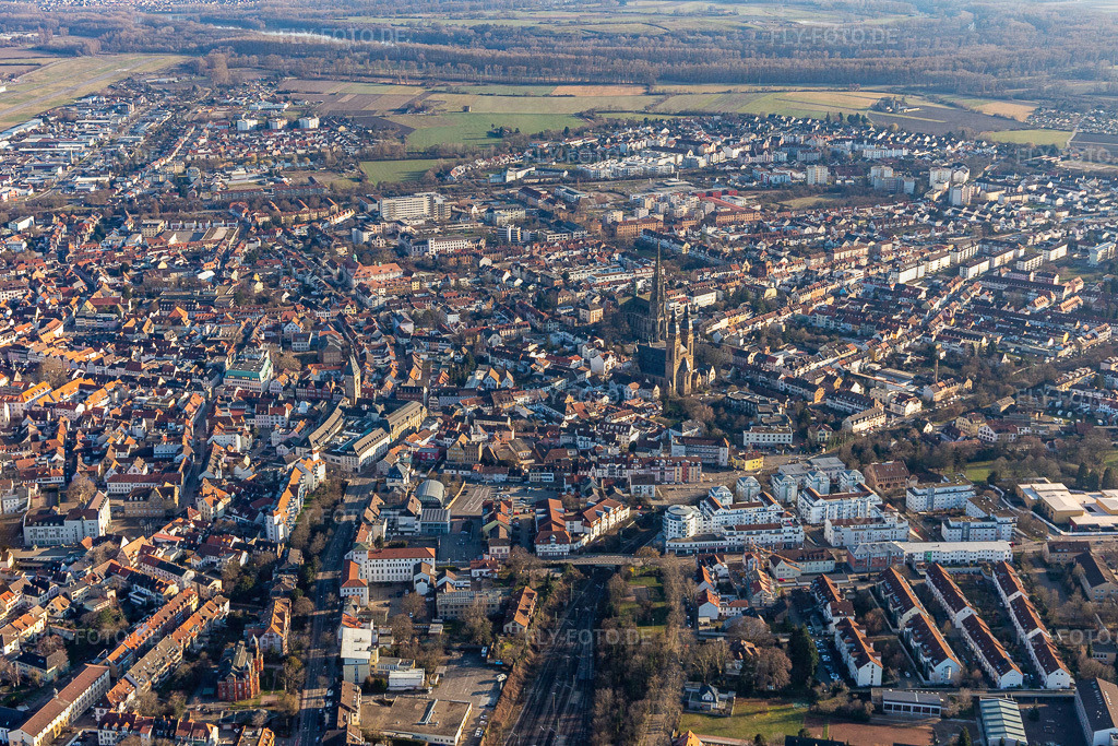 Altstadtbereich und Innenstadtzentrum Johannesstrasse - Maximilianstraße - Altpörtel. | Luftbild: Altstadtbereich und Innenstadtzentrum Johannesstrasse - Maximilianstraße - Altpörtel. in Speyer im Bundesland Rheinland-Pfalz in Deutschland. Foto: IMG_125995.jpg vom 07.03.2021 durch ©2025 Werner Riehm fly-foto.de/copyright - Realisiert mit Pictrs.com