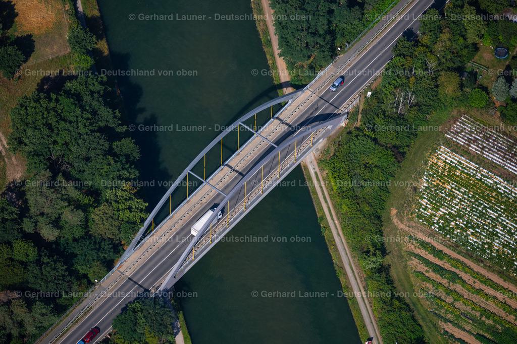 4035067 | BRAUNSCHWEIG 31.07.2020 Fluß - Brückenbauwerk zur Überquerung entlang der B214 an der Celler Heerstraße in Braunschweig im Bundesland Niedersachsen, Deutschland. // River - bridge construction along the B214 in Brunswick in the state Lower Saxony, Germany. Foto: Gerhard Launer