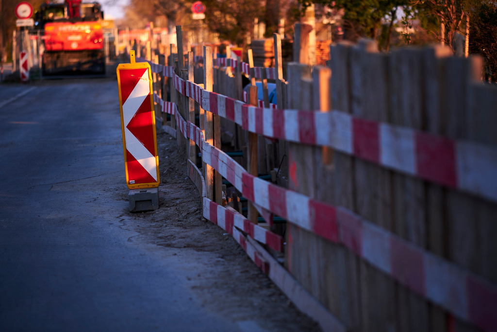 Baustelle mit abgestelltem Bagger | Wien, Austria - April 01, 2020: Baustelle mit abgestelltem Bagger. - Realisiert mit Pictrs.com