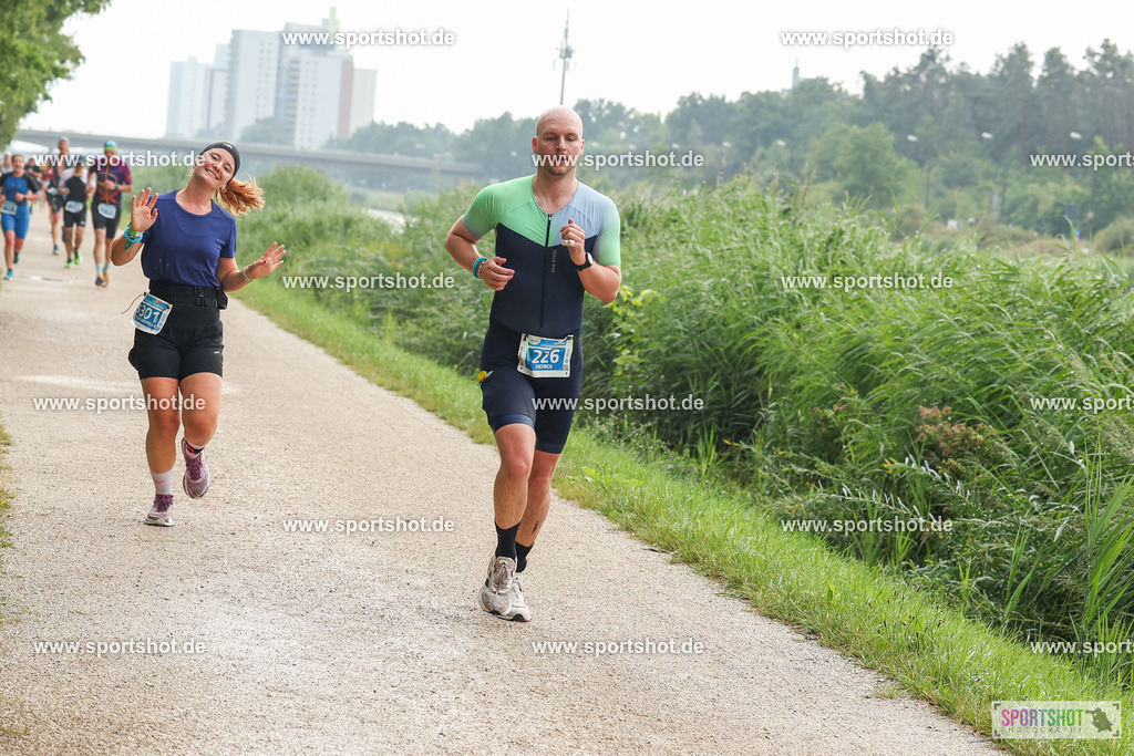LUR_1480 | 34. M-net Erlanger Triathlon 2025 #erlangertriathlon  #mnettriathlon2025 #mnettriathlon #team #olympischedistanz #mitteldistanz #triathlon #maindonaukanal  #erlangertriathlon2025 #yourpictrs #tv1848 #tv1848erlangen  #triathlonbayern #sportinerlangen #demsportverbunden #sportshot_your_pictrs Copyright: www.sportshot.de