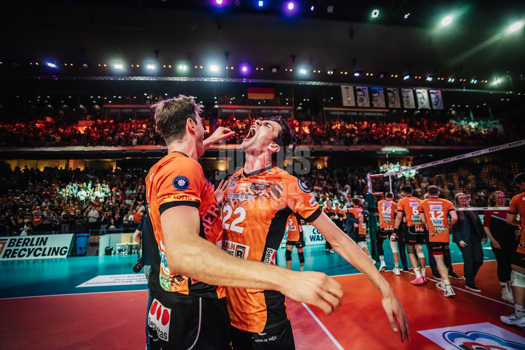 Volleyball | Herren | Saison 2024/2025 | 1. Volleyball Bundesliga Männer | Finale | BERLIN RECYCLING Volleys vs. SVG Lüneburg | 03.05.2025 | v.l. Tobias Krick (#21, Berlin Recycling Volleys) und Jake Hanes (#22, Berlin Recycling Volleys) jubeln nach dem Sieg und die Meisterschaft