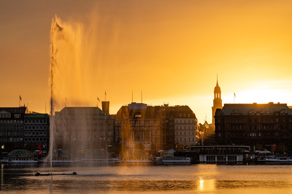 hamburg alsterfontaene und michel bei sonnenuntergang bild auf leinwand acrylglas | Kaufen Sie Hamburg Bilder und Hamburg Fotos auf Leinwand, Acrylglas, Alu-Dibond, oder als Poster in Hamburgs großer Onlinegalerie. Elbphilharmonie Bilder, Hamburger Hafen, Speicherstadt, Alster und viel mehr.