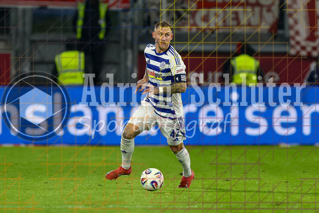 MSV Duisburg vs Rot-Weiss Essen - 3. Liga | Duisburg, Deutschland, 26.10.25:   Alexander Hahn (MSV Duisburg) in Aktion am Ball, Einzelaktion waehrend des Spiels der 3. Liga MSV Duisburg vs Rot-Weiss Essen in der schauinsland-reisen-arena(Foto von Brauer-Fotoagentur / Adrian Schlueter)
