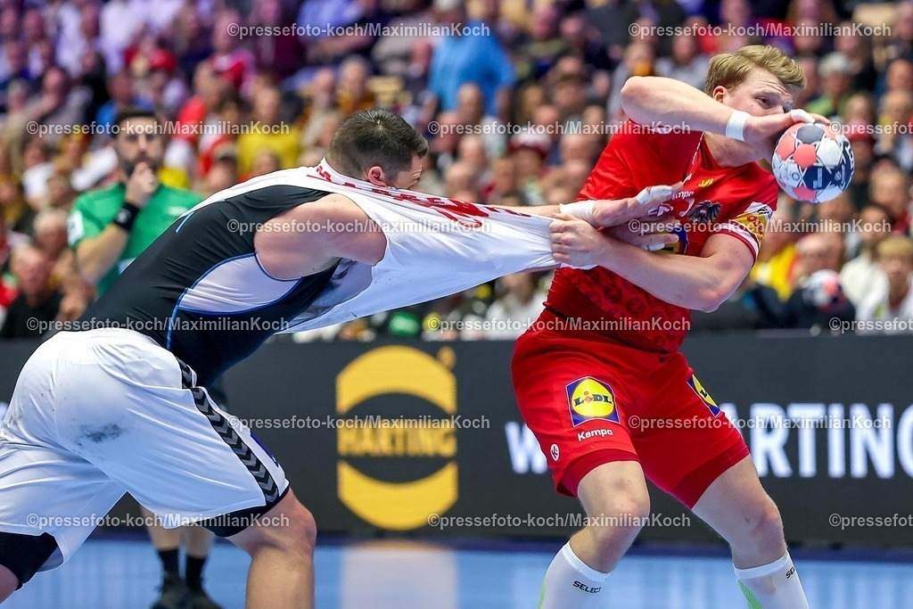 EHF19012601084 | 19.01.2026, Handball, Men's EHF EURO 2026, Österreich - Serbien, Jyske Bank Boxen in Herning, Dänemark, Preliminary Round:  Mijajlo Marsenic (Serbien #93) im Zweikampf gegen Lukas Hutecek (Austria #72) -  Mijajlo Marsenic (Serbien #93) verliert dabei sein Trikot Trikotreißer  Lukas Hutecek (Austria #72)  zieht am Trikot