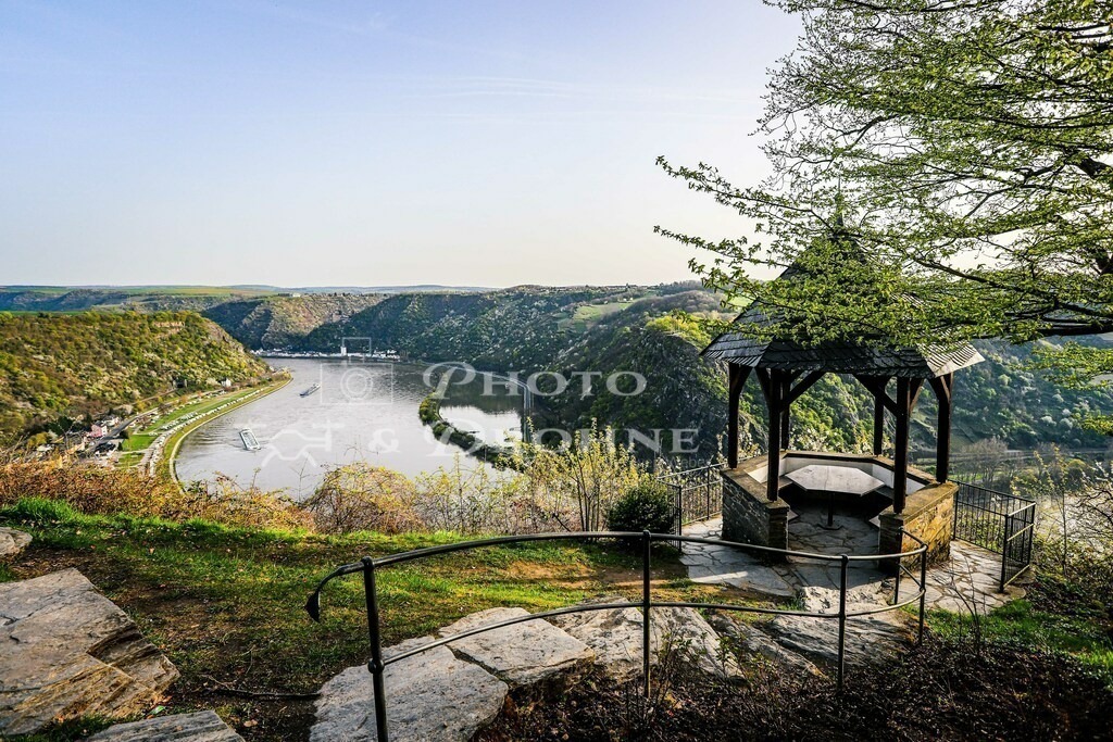 Loreley-6682 | Die Loreley ist Deutschlands wohl bekanntester Felsen und zieht jedes Jahr tausende von Touristen aus aller Welt an. Hier an der Loreley gibt es nicht nur Sagen und Legenden. Hier an der Stelle ist der Rhein am schmälsten und am tiefsten und es gab jeher viele Schiffsunfälle. - Realisiert mit Pictrs.com