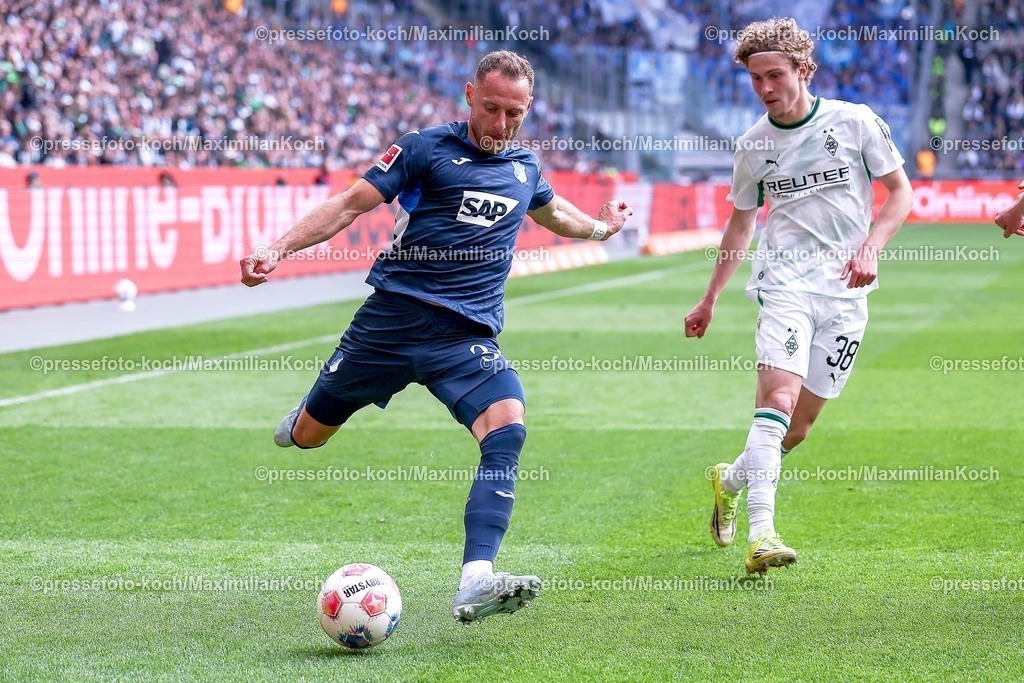 BMG16052601048 | 16.05.2026, Fußball, Borussia Mönchengladbach - TSG 1899 Hoffenheim, 1. Fußball Bundesliga, 34.Spieltag, Borussia-Park, Saison 2025 2026: Vladimir Coufal&nbsp;(TSG Hoffenheim #34) im Zweikampf gegen  Hugo Bolin&nbsp;(Borussia Mönchengladbach #38)  DFB regulations prohibit any use of photographs as image sequences and or quasi-video.