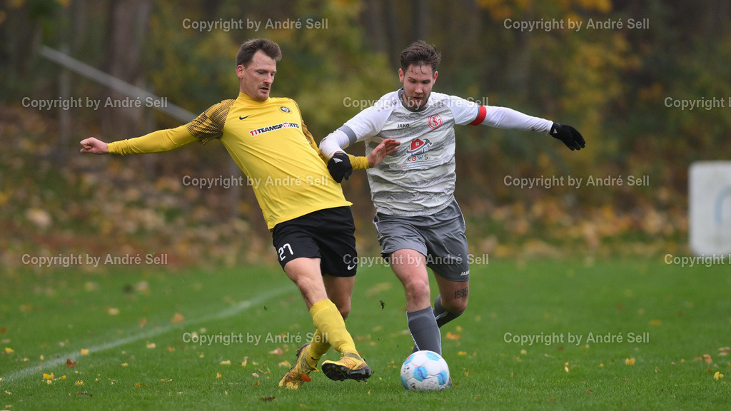 Wiker SV vs TSG Concordia Schönkirchen | Torben Blechenberg (Wiker SV #27) / Aaron Laydorff (TSG #7) - Fußball-Verbandsliga Ost Männer 2024/2025 / Wiker SV vs TSG Concordia Schönkirchen / Suchsdorfer Weg 68, Sportzentrum Platz 4 / 24119 Kronshagen / 16.11.24 - Realisiert mit Pictrs.com