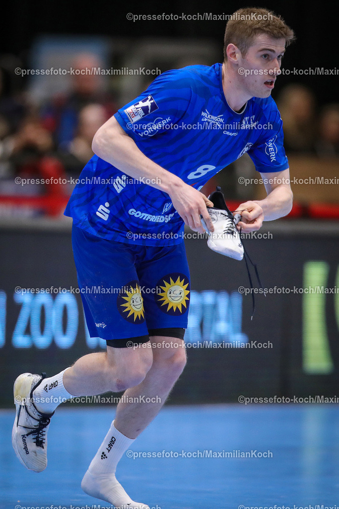 Due1HBL11022401057 | 11.02.2024, Handball, Düsseldorf, Mitsubishi Electric Halle, Liqui Moly Handball Bundesliga, Spieltag 21, Saison 2023 2024, Bergischer HC - THW Kiel: Tim Nothdurft (Bergischer HC) hat seinen Schuh auf dem Spielfeld verloren
