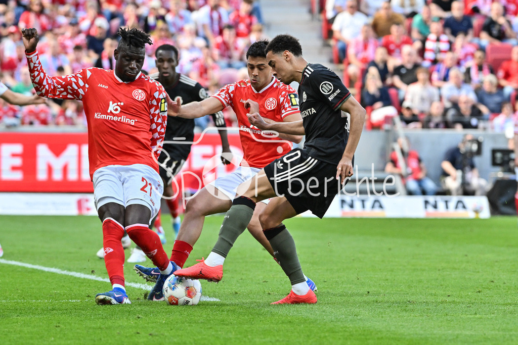 1. FSV Mainz 05 - FC Bayern München | MAINZ, GERMANY - 25. APRIL: im Duell Danny Da COSTA (1. FSV Mainz 05 21), Nadiem AMIRI (1. FSV Mainz 0510) und Jamal MUSIALA (FC Bayern Munich 10) während dem Bundesligamatch zwischen dem 1. FSV Mainz 05 und dem FC Bayern München am 31. Spieltag in der MEWA Arena / DFL REGULATIONS PROHIBIT ANY USE OF PHOTOGRAPHS AS IMAGE SEQUENCES AND/OR QUASI-VIDEO