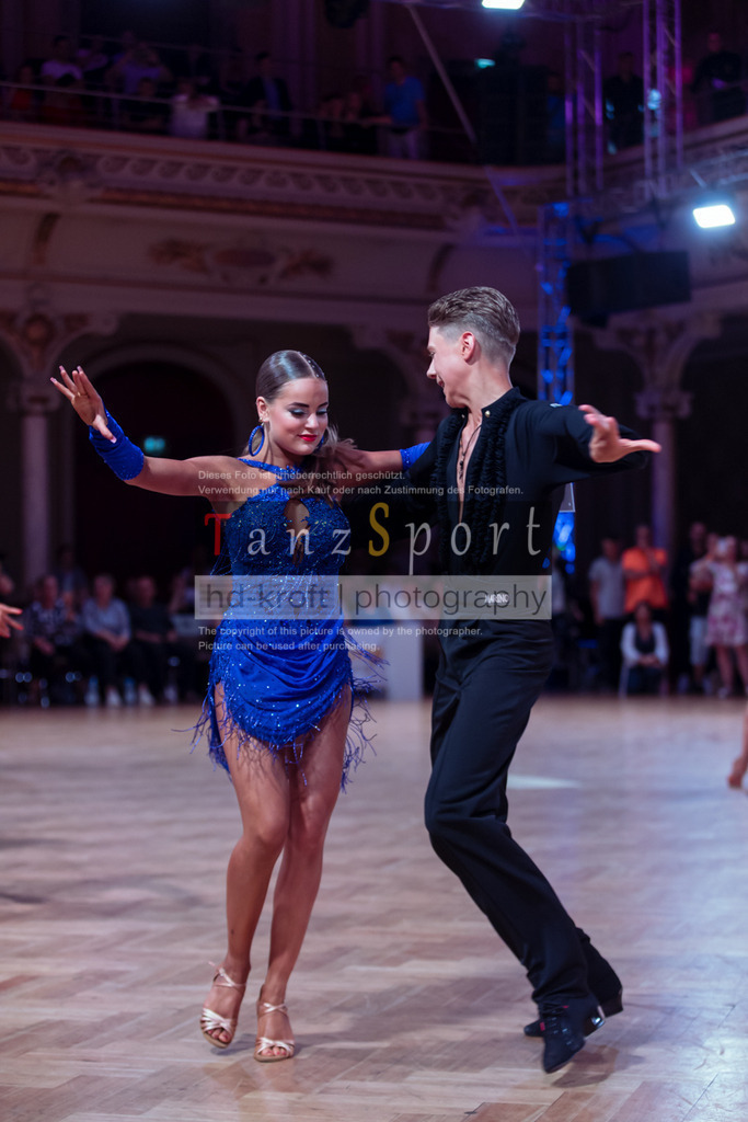 20250705_WDSF_Open_JunII_Lat-dC25-5671 | Tanzsportbilder, Standardtanz, Lateintanz, WDSF, DTV, LTVB, dancecomp, goc, hessen tanzt, blaues band der spree, walzer, tango, wiener walzer, slowfox, quickstepp, samba, rumba, cha-cha-cha, paso doble. jive, hd-kroft photography, turniertanzsport