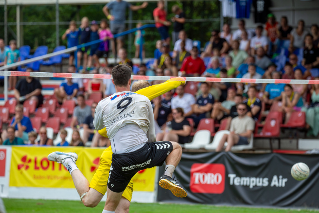 Faustball: TSV Pfungstadt gegen Union Tigers Vöcklabruck (IFA 2024 Fistball World Tour Finals Mannheim, Finale). Bild: Patrick Thomas (1, Pfungstadt) und Karl Mühllehner (9, Vöcklabruck)  | Faustball: TSV Pfungstadt gegen Union Tigers Vöcklabruck (IFA 2024 Fistball World Tour Finals Mannheim, Finale). Bild: Patrick Thomas (1, Pfungstadt) und Karl Mühllehner (9, Vöcklabruck)  - Realisiert mit Pictrs.com