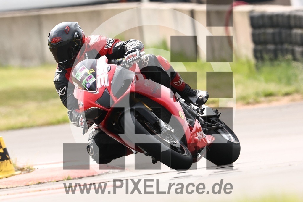 0574-20240601_00333 | Schöne Erinnerungen an spannende Momente - das festzuhalten ist unser Job. PIXELrace.de ist seit 2003 auf den Rennstrecken Europas unterwegs um die Action draußen beim Fahren und die wunderbare Stimmung imm Fahrerlager für euch einzufangen.