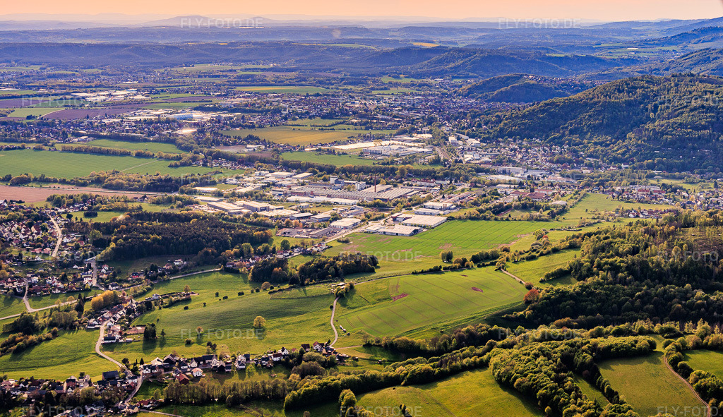 Luftbild: Stadtansicht aus Südosten mit OBECK Verpackungen GmbH und Martin Systems AG im Gewerbegebiet Sonneberg-Föritz im Ortsteil Malmerz in Sonneberg im Bundesland Thüringen in Deutschland.Foto: IMG_155426.jpg vom 02.05.2026 durch Werner Riehm/FLY-FOTO.deAuflösung des Originals: 5552 x 3204 pxobeck.comMartin Membrane Systems