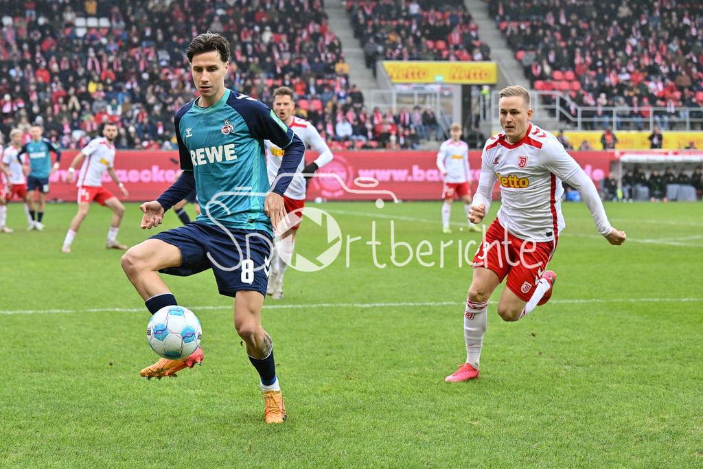 SSV Jahn Regensburg - 1. FC Köln | Dejan HUSEINBASIC (1. FC Koeln 8) ist vor Kai PROEGER (SSV Jahn Regensburg 33) am Ball / 2. Bundesliga: SSV Jahn Regensburg - 1. FC Koen, Jahnstadion am 08.12.2024