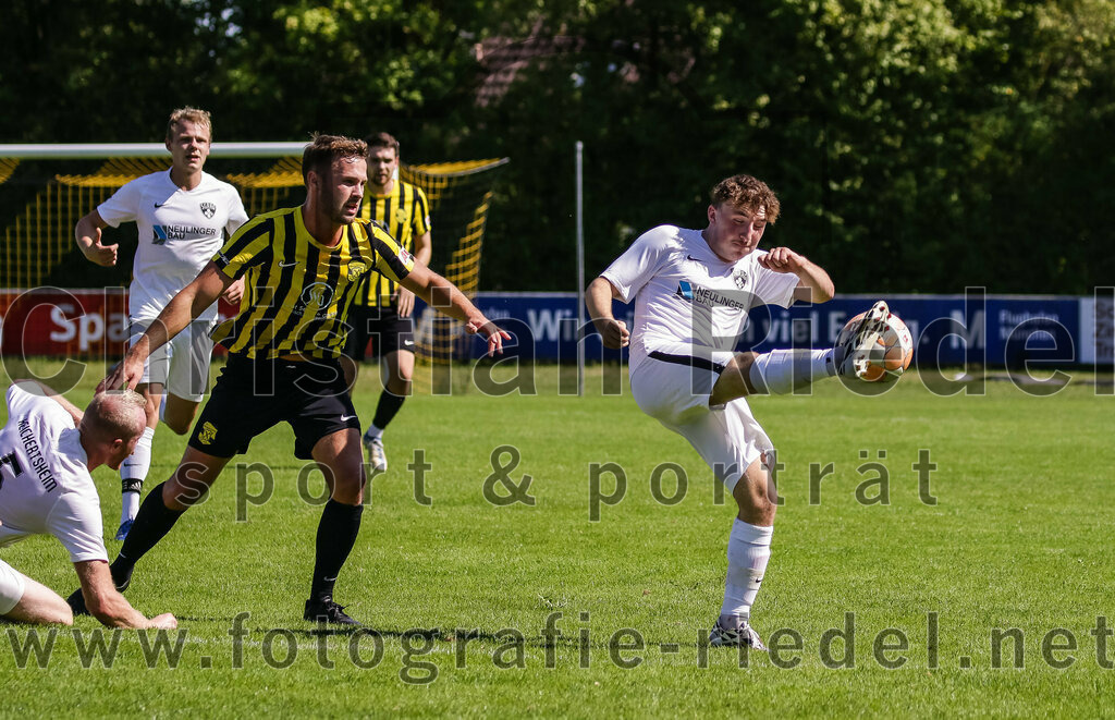 2023-08-19_050_FC_Moosinning_gegen_SV_Reichertsheim | Moosinning, Deutschland, 19.08.2023:
Fußball, Bezirksliga Oberbayern Ost 2023 / 2024, 5. Spieltag, FC Moosinning gegen SV Reichertsheim, Endergebnis: 0:4

Thomas Schaberl (SV Reichertsheim, #5), Thomas Auerweck (FC Moosinning, #19), Tobias Michel (SV Reichertsheim, #16)

Foto: Christian Riedel / fotografie-riedel.net