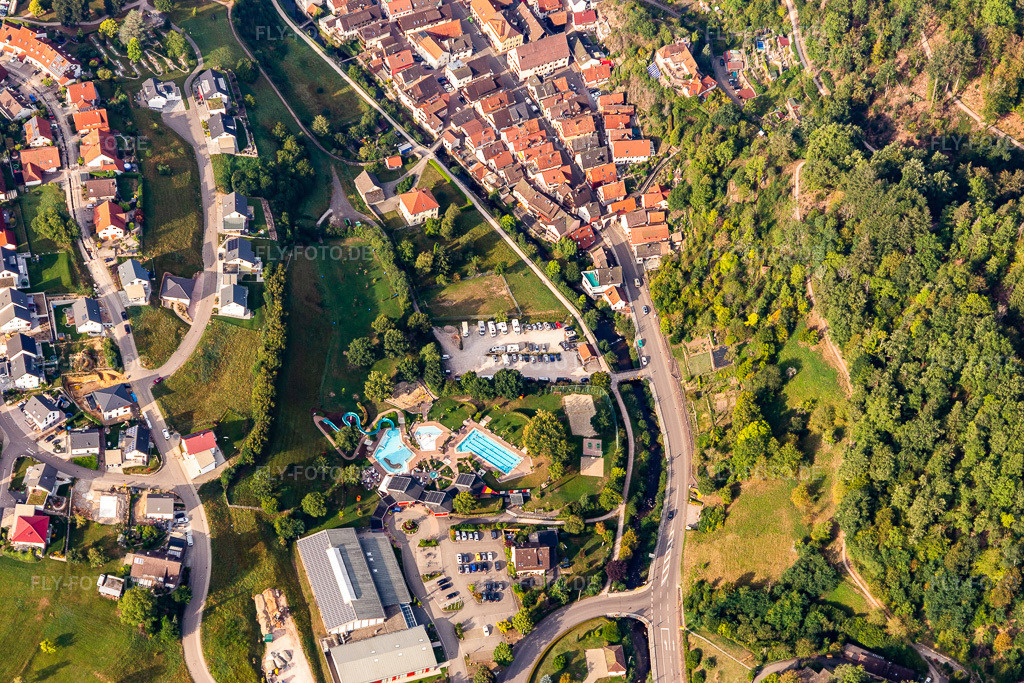 Luftbild: Wohnmobilstellplatz am Freibad in Oppenau im Bundesland Baden-Württemberg in Deutschland. Foto: IMG_008864.jpg vom 20.09.2020 durch Werner Riehm/FLY-FOTO.de