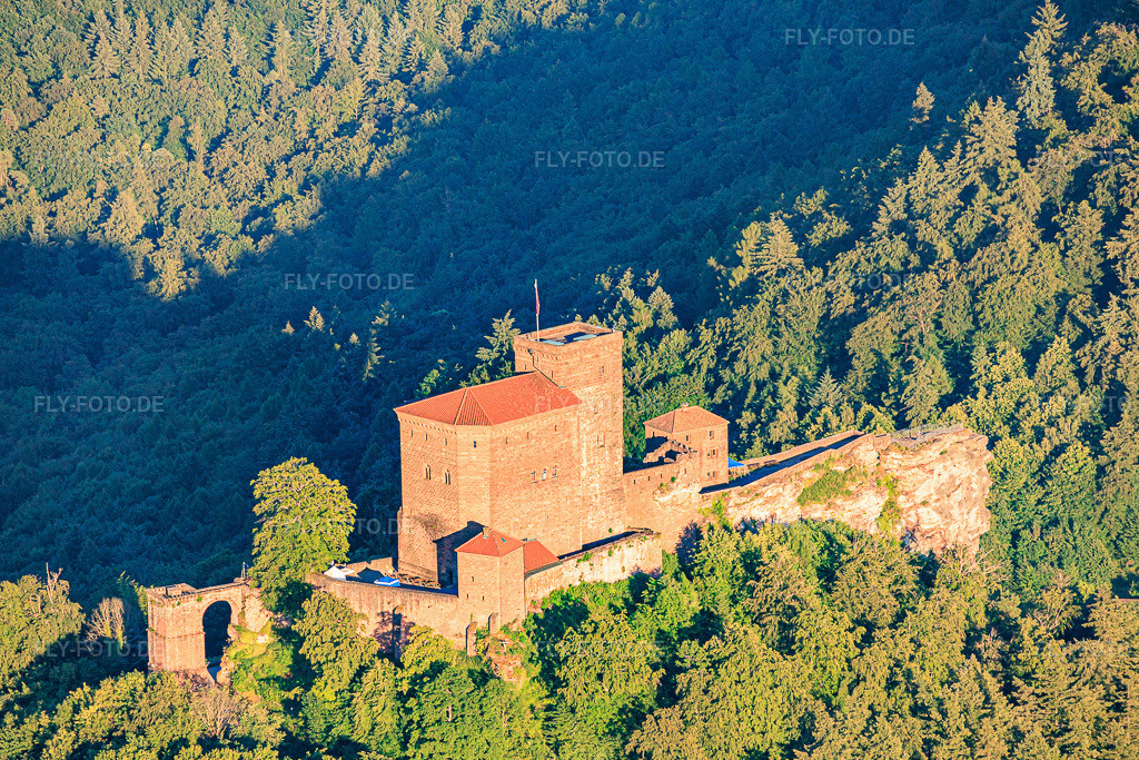 Luftbild: Burg Trifels von Südwesten in Annweiler am Trifels im Bundesland Rheinland-Pfalz in Deutschland. – Foto: IMG_157752.jpg vom 18.06.2026 durch Werner Riehm/FLY-FOTO.de – Auflösung des Originals: 5909 x 3939 px