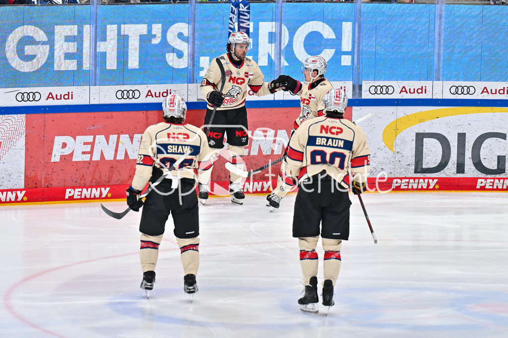 ERC Ingolstadt - Nuernberg Ice Tigers | Jubel der Gaeste nach dem Treffer zum 2-2 durch Evan BARRATT (Nuernberg Ice Tigers 10) / Tor / Torschuetze / Freude / Happy / DEL: ERC Ingolstadt - Nuernberg Ice Tigers, Saturn Arena am 21.03.2025