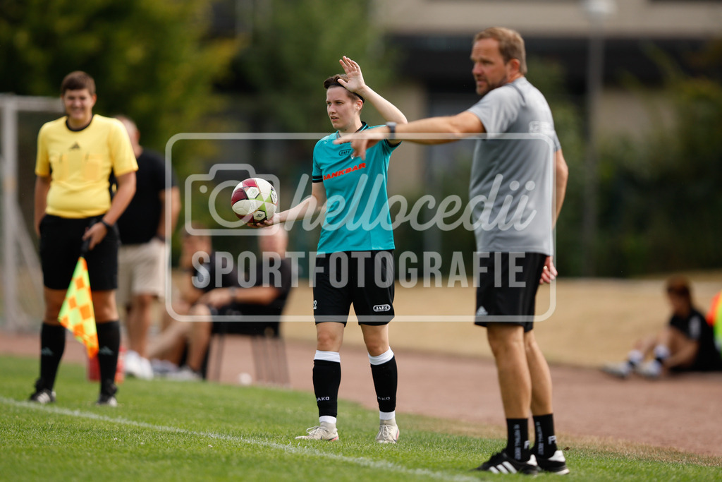 Fußball I Frauen I Westfalenpokal 26-27 I DJK GW Amelsbüren - SSV Rhade  I 18744 | Maike Sicking (22, SSV Rhade) wirft den Ball ein. - Realisiert mit Pictrs.com