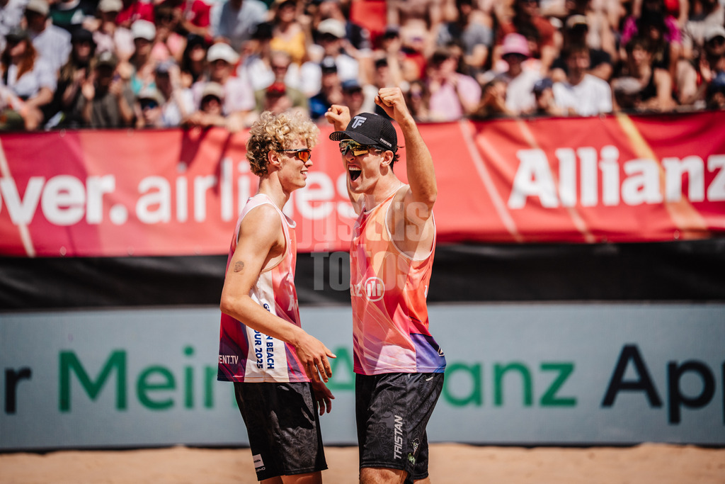 Beachvolleyball | Männer | Allianz German Beach Tour 2025 | Tourstop München | 13.07.2025 | v.l. Tamo Wüst und Tristan Fröbel jubeln