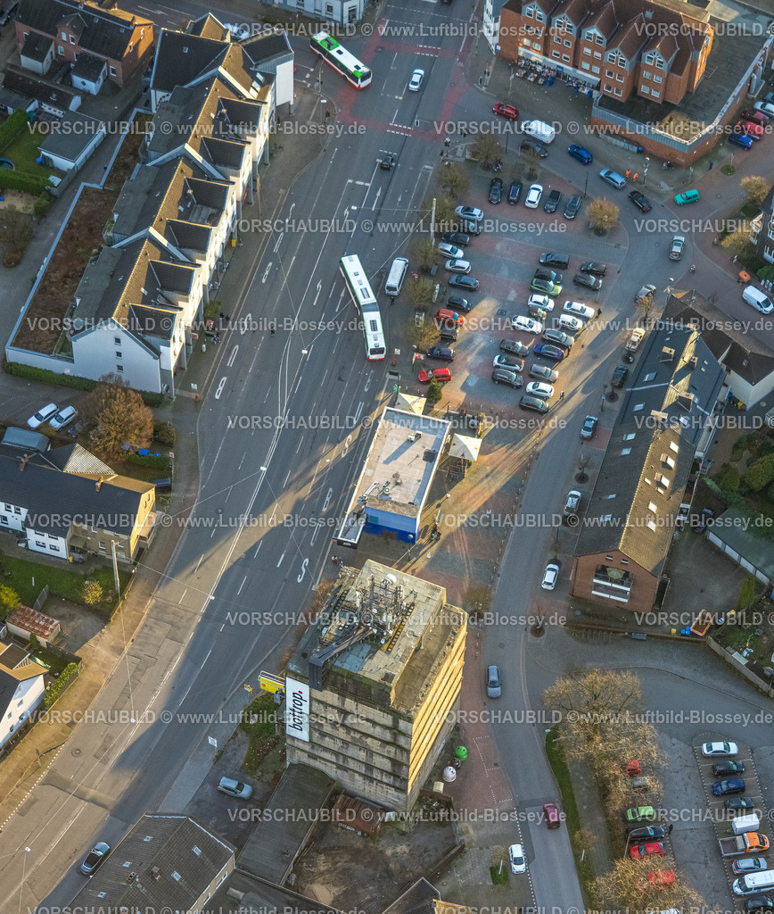 Bottrop251204325-2 | Luftbild, historischer Hochbunker Eigen, Galerie Eigener Markt, Gladbecker Straße, Markt Eigen, Eigen, Bottrop, Ruhrgebiet, Nordrhein-Westfalen, Deutschland