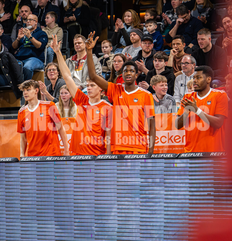 Basketball I Herren I Saison 2025-2026 I ProB Nord I 18. Spieltag I Rasta Vechta II - LOK Bernau-68 | Rasta Vechtas Bank bejubelt den erfolgreichen Dreier - Realisiert mit Pictrs.com