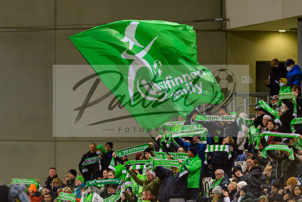 WOBJUV20211118_080 | Fussball, Frauen: . Fans von VfL Wolfsburg bei dem Spiel der UEFA Women´s Champions League zwischen VfL Wolfsburg und Juventus Turin im AOK-Stadion am 18.11.2021 in Wolfsburg, Deutschland. - Realisiert mit Pictrs.com