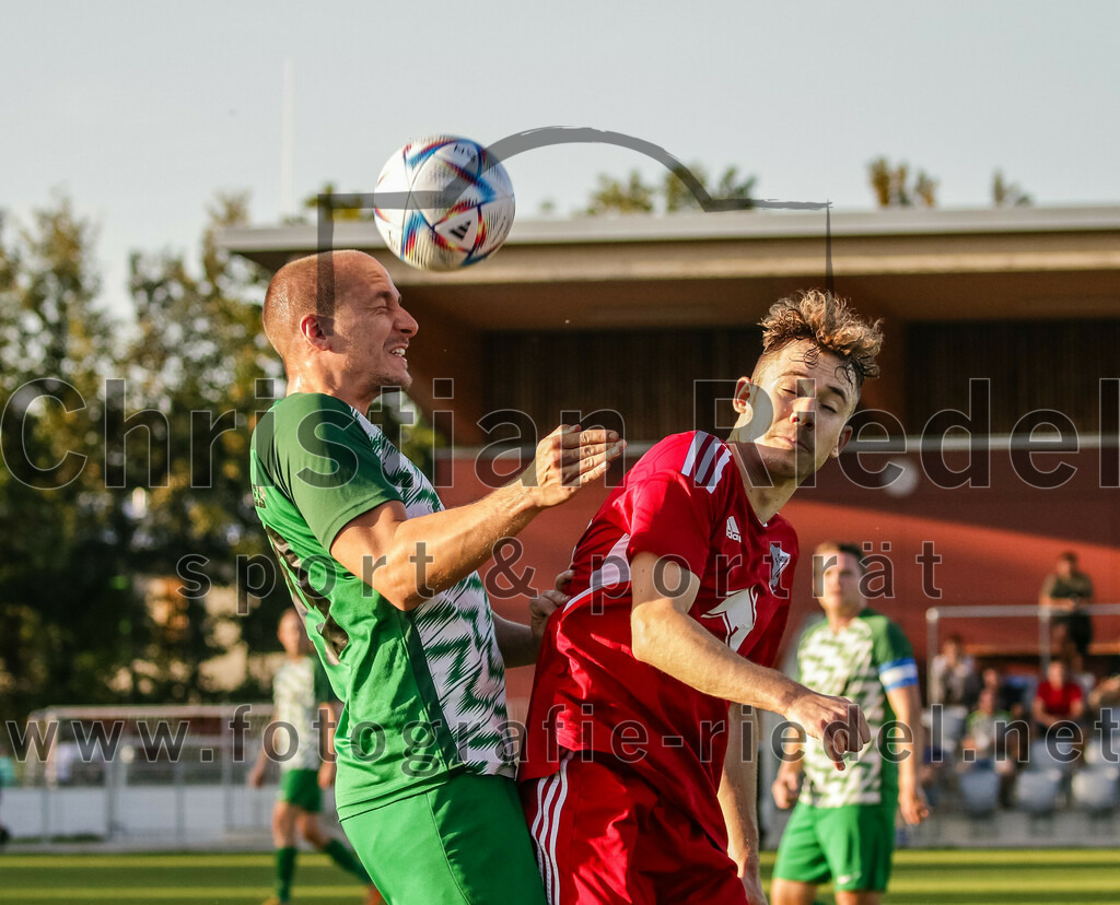 2023-08-11_038_FC_Finsing_gegen_SV_Eichenried | Finsing, Deutschland, 11.08.2023:
Fußball, Kreisliga 2023 / 2024, 4. Spieltag, FC Finsing gegen SV Eichenried, Endergebnis: 3:0

Maximilian Roßkothen (SV Eichenried, #19), Florian Hölzl (FC Finsing, #10)

Foto: Christian Riedel / fotografie-riedel.net