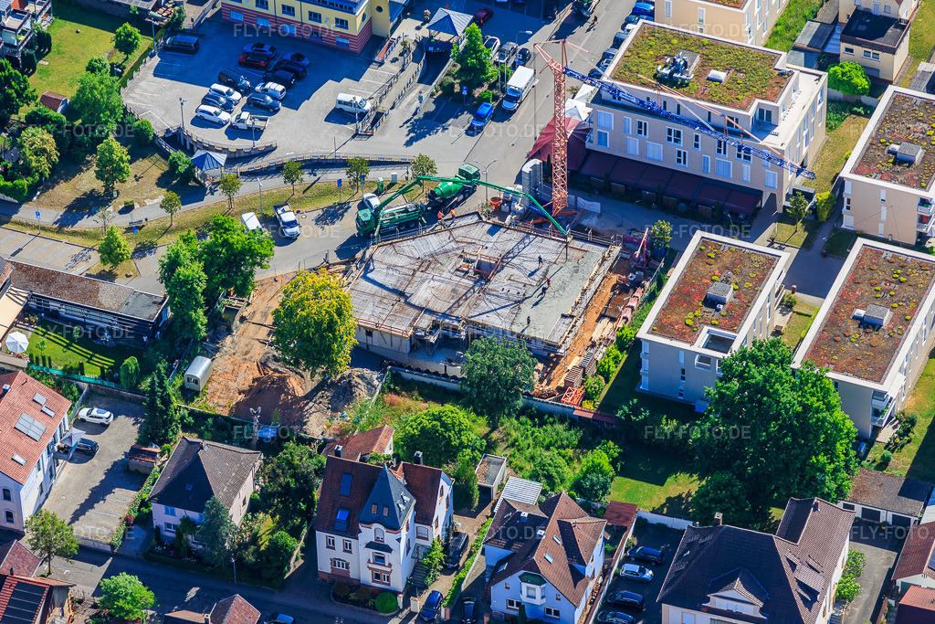 Luftbild: Betonierung der 1. Geschossdecke für 18 Eigentumswohnungen mit fertigem Keller Im Stadtkern von Grathwohl Erdbau, ETNA BAU GmbH und Abbruch GmbH und A-K.Bau GmbH in Kandel im Bundesland Rheinland-Pfalz in Deutschland.Foto: IMG_157090.jpg vom 29.05.2026 durch Werner Riehm/FLY-FOTO.deAuflösung des Originals: 5833 x 3889 pxIhr Immobilienmakler in Landau – A1 Abendschein ImmobilienWWW.GRATHWOHL-GRUENSTADT.DEETNA BAU GMBH | Ihr Rohbauer aus Landau (Pfalz)