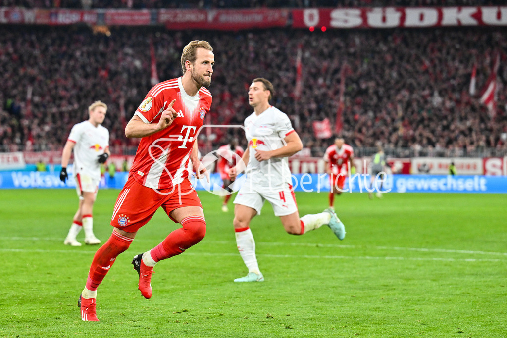 FC Bayern München - RB Leipzig | MUNICH, GERMANY - 11. FEBRUARY: Jubel der Bayern nach dem Treffer zum 1-0 durch Harry KANE (FC Bayern Munich 9) / Tor / Torschuetze / Freude / Happy während dem Spiel zwischen dem FC Bayern München und RB Leipzig beim Viertelfinale des DFB-Pokales in der Allianz Arena