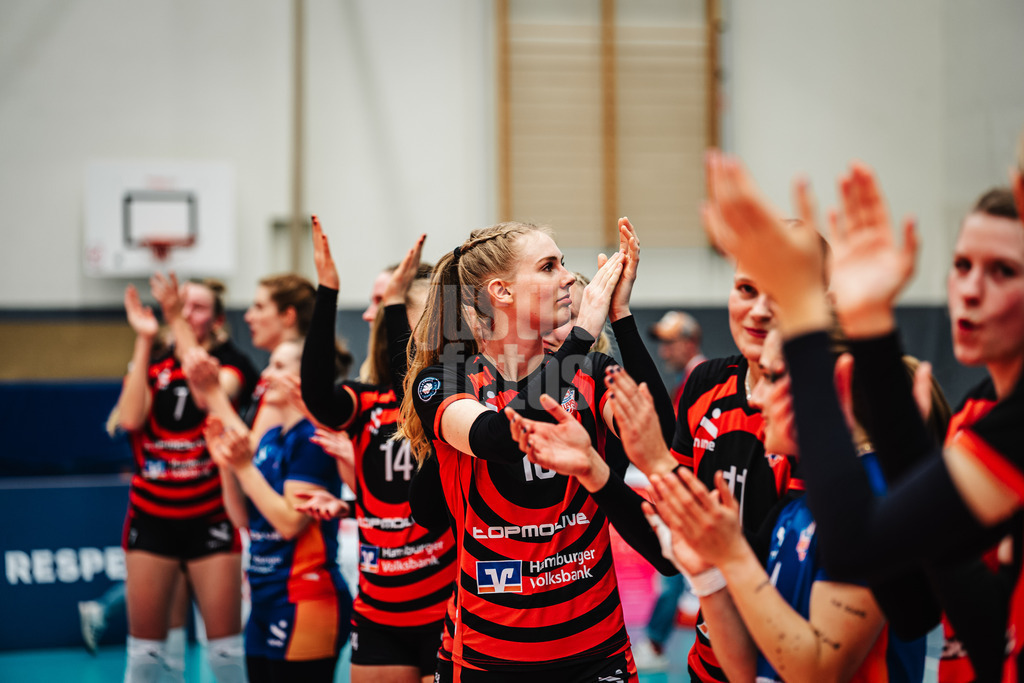 Volleyball | Frauen | Saison 2025/2026 | Volleyball Bundesliga | ETV Hamburger Volksbank Volleys vs. Dresdner SC | 15.11.2025 | Alexa Sophie Thaden (#15, ETV Hamburger Volksbank Volleys) applaudiert dem Publikum