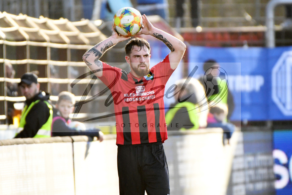 20200201_MEPCHE_0052 | Fußball, Herren: Pascal Itter (Chemnitzer FC) schaut waehrend des Spiels der 3. Liga zwischen SV Meppen und Chemnitzer FC in der Haensch-Arena am 01.02.2020 in Meppen, Deutschland. DFB / DFL REGULATIONS PROHIBIT ANY USE OF PHOTOGRAPHS AS IMAGE SEQUENCES AND/OR QUASI-VIDEO. - Realisiert mit Pictrs.com