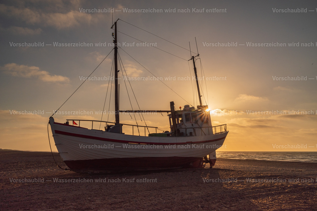 Fischerboot am Meer | Slettestrand in Jütland, Dänemark - Realisiert mit Pictrs.com