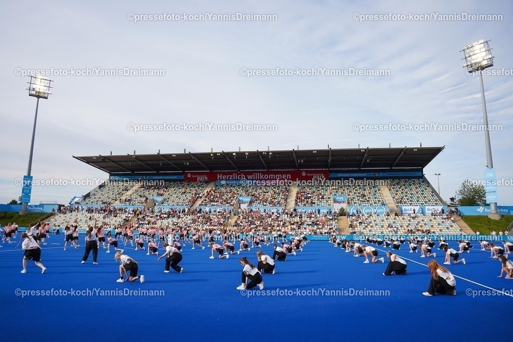 xydrx08082500007 | 08.08.2025, xydrx, Herren EuroHockey Championship 2025, Gruppenphase, Gruppe B, Deutschland - Frankreich, Sparkassenpark Mönchengladbach: Übersichtsbild der Choreografie bei der Eröffnungsfeier,