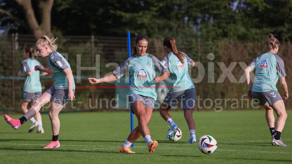 Fussball, Google Pixel Frauen-Bundesliga, Training SV Werder Bremen | v.li.: Maja Sternad (SV Werder Bremen, 11) am Ball, Einzelbild, Ganzkörper, Aktion, Action, Spielszene
