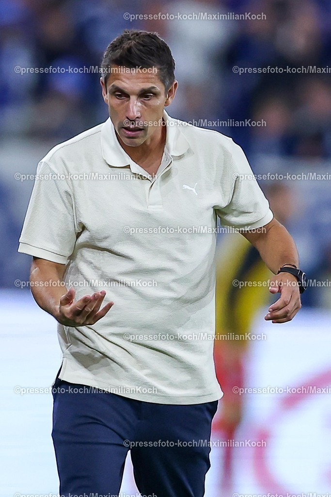 S0413092501091 | 13.09.2025, Fußball, FC Schalke 04 - Holstein Kiel, 5.Spieltag, 2. Fußball Bundesliga, Veltins-Arena Gelsenkirchen, Saison 2025 2026: Cheftrainer Marcel Rapp (Holstein Kiel)  gestikulierend am Spielfeldrand gestik DFB regulations prohibit any use of photographs as image sequences and or quasi-video.