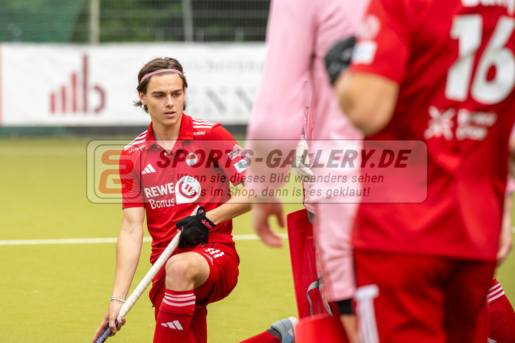 SFE_20250524_0021 | Köln, Deutschland, 24.05.2025:  Hockey 1. Bundesliga Herren Rot-Weiss Köln - Mannheimer THC im KTHC Stadion Rot-Weiss Köln Tennis and Hockey Club am 24.05.2025 in Köln, Deutschland. (Foto von Stephan Fehrmann)Köln, Germany, 24.05.2025: Hockey 1. Bundesliga Herren Rot-Weiss Köln - Mannheimer THC in KTHC Stadion Rot-Weiss Köln Tennis and Hockey Club at 24.05.2025 in Köln, Deutschland. (Foto from Stephan Fehrmann)
