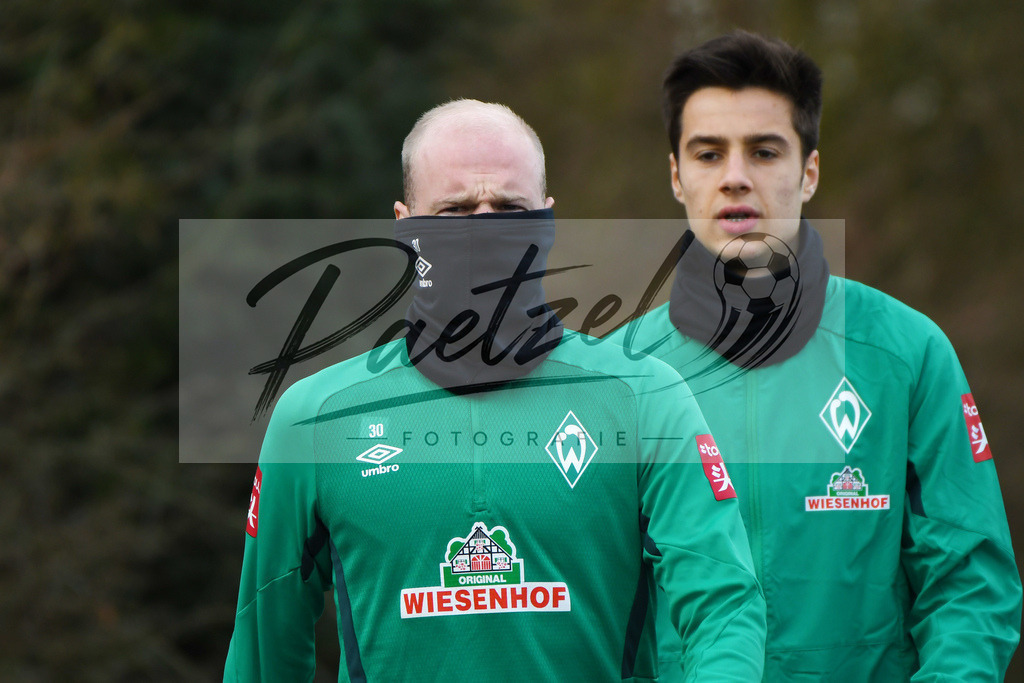 20200212_TRASVW_0050 | Fussball, Herren: Davy Klaassen (Werder Bremen) schaut waehrend der Trainingseinheit des SV Werder Bremen auf dem wohninvest Weserstadion Trainingsplatz am 12.02.2020 in Bremen, Deutschland. - Realisiert mit Pictrs.com
