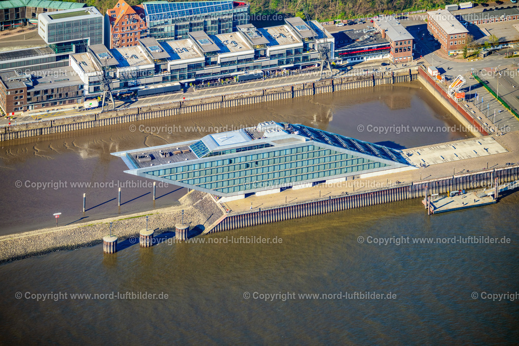 Hamburg_Dockland_ELS_3590060425 | HAMBURG 06.04.2025 Bürogebäude des Verwaltungs- und Geschäftshauses Dockland mit Aussichtspunkt und mit Fährschiff in Hamburg, Deutschland. // Office building Dockland in Hamburg, Germany. Foto: Martin Elsen