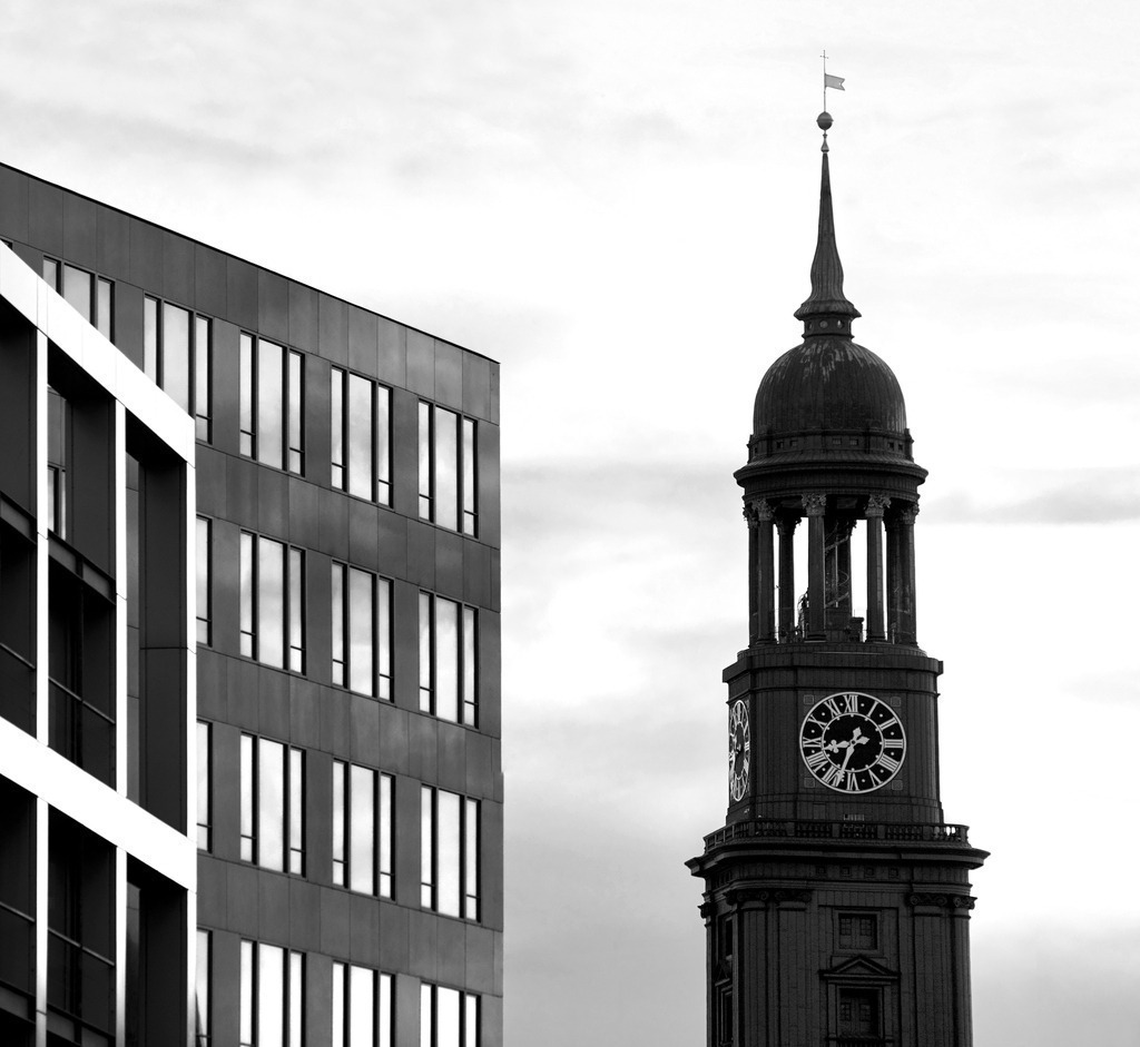 michel am abend-shop | Kaufen Sie Hamburg Bilder und Hamburg Fotos auf Leinwand, Acrylglas, Alu-Dibond, oder als Poster in Hamburgs großer Onlinegalerie. Elbphilharmonie Bilder, Hamburger Hafen, Speicherstadt, Alster und viel mehr.